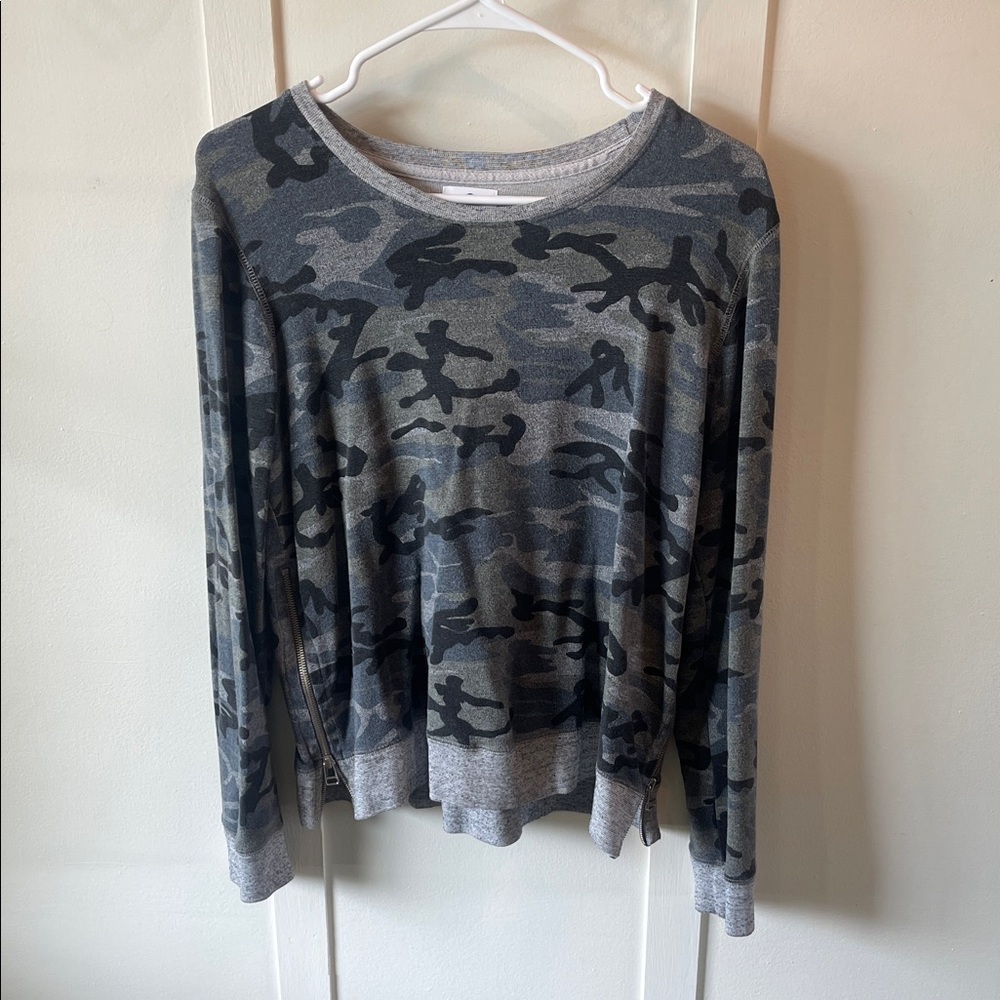 Sundry Gray Camo Long Sleeve Top